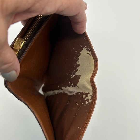 Louis Vuitton wallet zipper and snap. - Picture 6 of 7